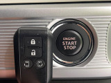 【キーレススタートシステム】カバンやポケットに入れたままでもドアの施錠・解錠が可能なスマートキーを装備。エンジンのオン・オフ時もカギを取り出す必要が無いからとっても便利です♪