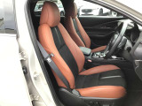 マツダは運転手中心の車つくりを行っております。上部に視認ゾーン、手が届く位置に操作ゾーンを配置し、運転に集中できるコックピットを演出しております☆