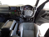 ウッド調と革巻きステアリングで快適な操作性の運転席です。