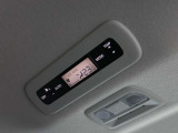 後席も温度調整出来るディアルエアコン装備です。