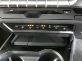 運転席・助手席は、ヒーター&ベンチレーション付シートです。暑い時期も寒い冬も快適に過ごせるうれしい装備です。