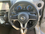 握りやすいステアリングは、運転操作を快適にします。操作性に優れた配置で、スムーズなドライビングをサポートします。