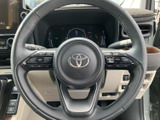 握りやすいステアリングは、運転操作を快適にします。ステアリングスイッチで、オーディオやハンズフリー通話も操作可能です。