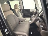 女性でも運転がしやすいようにシートの高さ調整機能(シートリフター)がついています。運転席と助手席の間が空いている為、助手席側への移動がスムーズです。