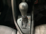 CVT車のセレクトレバーです。低速から高速まで、変速ショックのないスムーズな走りを実現するとともに、エンジン効率のよい領域を維持することで燃費にも貢献します。