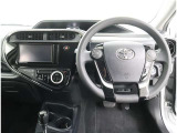 ☆シンプルながら機能性あふれる運転席周りです。 使いやすいスイッチ類の配置によりとても運転しやすいですよ。