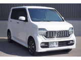 令和3年登録のN-WGNカスタムが入庫しました☆通常のN-WGNよりも、フロントグリルやバンパーなどがスポーティで、軽自動車でも存在感のあるデザインが魅力的♪