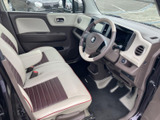 広々とした室内空間は、ドライバーも同乗者もゆったりとくつろげます。運転しやすいシートポジションで、快適なドライブをサポートします。