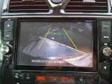 シフトレバーをバックギアに入れると自動で後方映像がナビ画面に映ります。駐車時に役立ちますよ♪