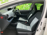 運転席からの視界は良好で、運転操作がしやすいです。シートの形状も工夫されており、快適なドライビングポジションを実現しています。