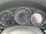 視認性の高いメーター類で、運転状況を的確に把握。必要な情報を一目で確認でき、安全運転をサポートします。落ち着いたデザインも魅力です。
