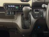 CVT車のセレクトレバーです。低速から高速まで、変速ショックのないスムーズな走りを実現するとともに、エンジン効率のよい領域を維持することで燃費にも貢献します。
