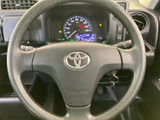 操作性の良いステアリング。握りやすく、スムーズなハンドリングを実現します。運転の楽しさを高める、こだわりのデザインです。