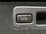 【パワーバックドア】スマートキーや運転席のボタンを押すだけでリアゲートが自動で開閉します!荷物を持っている時や、高い位置にあるバックドアを閉める際に便利な機能です♪