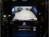 後方映像を11.6インチディスプレイに表示し、ステアリング連動ガイドラインが駐車をサポート。さらに後退時はリヤ4センサーが障害物を検知し、必要に応じてブレーキが作動します。
