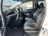 運転に集中できる、機能的な空間。操作しやすい配置で、快適なドライブをサポートします。落ち着いた内装色も魅力です。