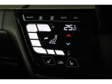 スイッチも大きく使いやすいレイアウトの空調操作パネルです!操作もしやすく車内をいつでも快適にドライブできるオートエアコンとなっております!
