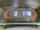 見やすいメーターパネルで、運転状況を的確に把握できます。運転に必要な情報をクリアに表示しています。