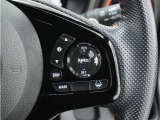 ◆アダプティブクルーズコントロール◆予め設定した車速内でクルマが自動的に加減速。前走車との適切な車間距離を維持しながら追従走行します。【LKAS】車線維持支援システムでステアリング操作を支援。