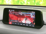 停車中に映像を楽しめるTV機能。休憩時間などにリラックスできます。家族や友人と一緒に、楽しい時間を過ごせるでしょう。(※走行中の視聴は法律で禁止されています)。