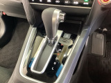 CVT車のセレクトレバーです。低速から高速まで、変速ショックのないスムーズな走りを実現するとともに、エンジン効率のよい領域を維持することで燃費にも貢献します。