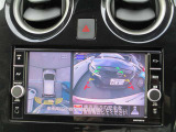 上空から見下ろしているかのように駐車できるアラウンドビューモニター。車庫入れや縦列駐車に役立ちます。