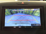 【バックカメラ】駐車時に後方がリアルタイム映像で確認できます。大型商業施設や立体駐車場での駐車時や、夜間のバック時に大活躍!運転スキルに関わらず、今や必須となった装備のひとつです!