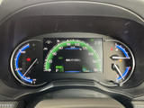 握りやすい形状で、長時間の運転でも疲れにくいステアリング。操作性も高く、快適なドライビングをサポートします。