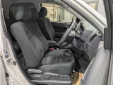 高いホールド性で運転姿勢が安定します。長距離ドライブでも疲れにくいのが魅力です。快適なドライビングライフをお送りください♪