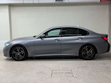 【拘りのFR】BMWが多く採用するFR車。ダイレクトでスポーティな加速感・シャープなハンドリングを実現。縦置きエンジンレイアウトにより、フラットで上質な乗り味です。