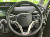 握りやすいステアリングは、運転操作をスムーズに。オーディオやハンズフリー通話のスイッチも配置され、快適な運転をサポートします。