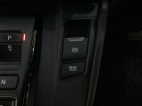 電子制御パーキングブレーキです。スイッチひとつでパーキングブレーキが作動。停車した地点の傾斜などをシステムが検知・判断してブレーキ力を自動的に制御。しっかり停車できるシステムです。