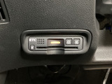 ハンドルの左下にETCがついています。高速道路の料金所の通過も楽々です。カードの取り出しもしやすい場所についています。