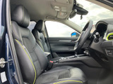 包み込まれるような座り心地の良いシート。ドライバーの疲労を軽減し、快適な運転をサポートします。長距離運転も楽々です。