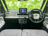 見やすい大型ディスプレイが、運転をサポート。多様な機能で快適なドライブを演出します。お気に入りの音楽を聴きながら、目的地までスムーズ。