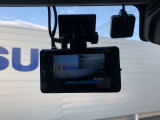 ドライブレコーダーの写真になります。昨今、車に必須な装備になってます!万が一があったときにしっかり記録されていると安心です。駐車監視機能がついている機種もありますので、盗難防止にも一役買ってます!