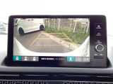 バックギアに入れますとご覧のような画像に自動的に切り替わります。車庫入れ時に役立ちます。