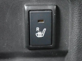 運転席シートには、シートヒーターが付いてるので、寒い時期にはありがたい装備です。
