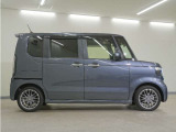 リアには左右スライドドアを採用。狭い駐車場でも開閉しやすく、強風の日でもドアが煽られにくくなっております。小さなお子さまやご年配の方も安心して乗り降りできます。