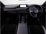 【インパネ周り】視界がよく運転しやすい設計となっております。インパネ周りもすっきりと洗練されたデザインで高級感が溢れています。日々のドライブを飽きさせません。