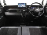 ◆視界広々で非常に運転しやすくロングドライブでも疲れを感じさせないすっきりとまとまったインパネ周りです。