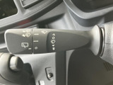 雨の日の運転をサポートするワイパーレバー。操作も簡単で、雨量に合わせて調整可能です。視界をクリアに保ち、安全な運転をサポートします。