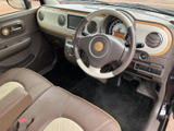 落ち着いた色合いのシートが、上質な空間を演出。運転席からの視界も良好で、快適な運転をサポートします。