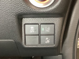 Hondaセンシング用の、VSA(ABS+TCS+横滑り抑制)解除と路外逸脱抑制機能のオンオフスイッチなどはハンドルの右側に装備しています。