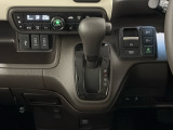CVT車のセレクトレバーです。低速から高速まで、変速ショックのないスムーズな走りを実現するとともに、エンジン効率のよい領域を維持することで燃費にも貢献します。