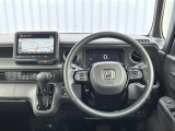 水平基調でスッキリとしたフロントビュー。広く見渡せて運転に安心をもたらします