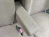 【アームレスト】運転中の身体の負担を軽減してくれるアームレストを装備♪