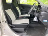 広々とした室内空間が魅力的な運転席。ゆったりと座って、快適なドライブをお楽しみいただけます。見通しの良い視界もポイント。