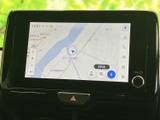 見やすい地図画面で、目的地までスムーズに案内してくれます。運転に集中しながら、安心してドライブを楽しめます。快適なカーライフを。