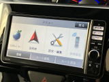 使いやすいナビゲーションシステムが、目的地までスムーズに案内。オーディオ機能も充実しており、快適なドライブを楽しめます。情報満載の画面です。